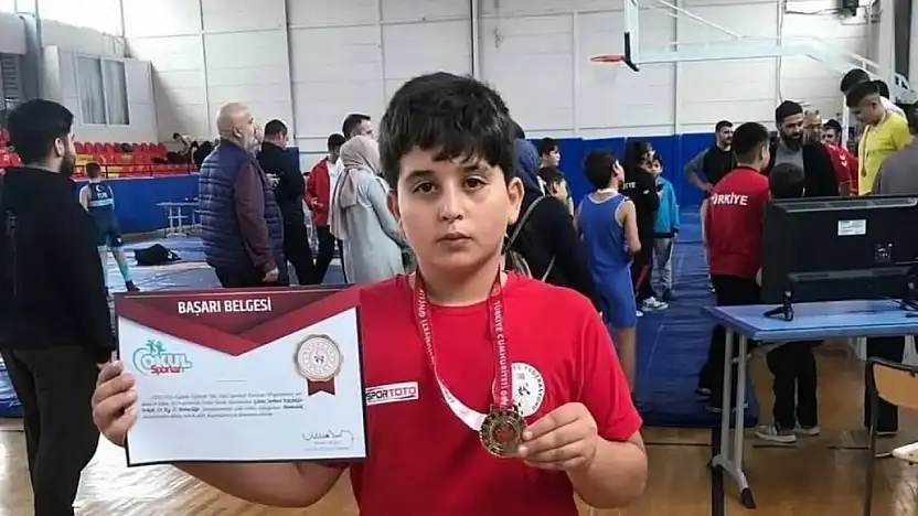 Kiraz Karaburç'un Gururu: Hüseyin Arda Karadede İzmir'de İl Birincisi Oldu