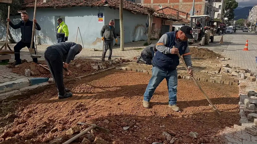 KİRAZ BELEDİYESİ'NDEN YENİ MAHALLE'DE PARKE TAŞI TAMİRATI