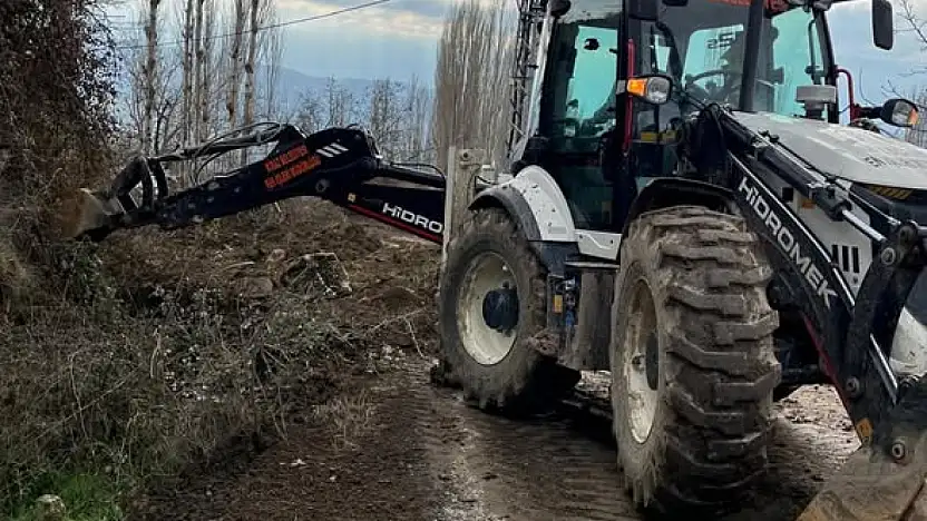 KİRAZ'DA MAHALLELERDE YOL VE ÇEVRE DÜZENLEME ÇALIŞMALARI SÜRÜYOR