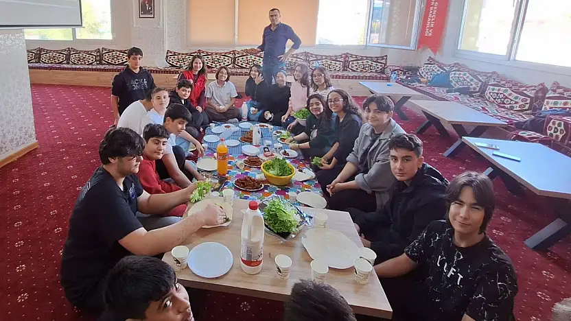 Ödemiş Gençlik Merkezi'nde Çiğ Köfte Etkinliği Düzenlendi