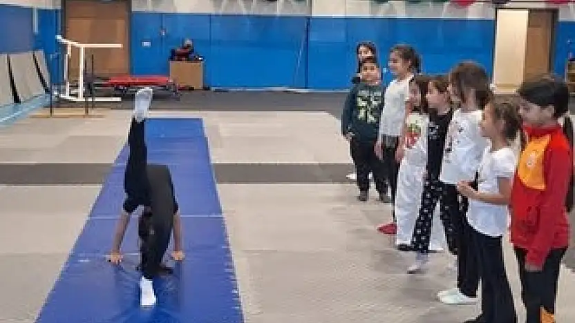 Ödemiş Gençlik Merkezi'nde Cimnastik Eğitimiyle Esneklik ve Eğlence Bir Arada