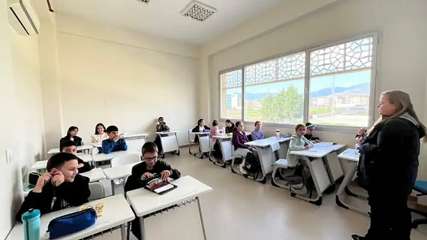 Ödemiş Gençlik Merkezi'nde İngilizce Eğitimi Büyük İlgi Görüyor