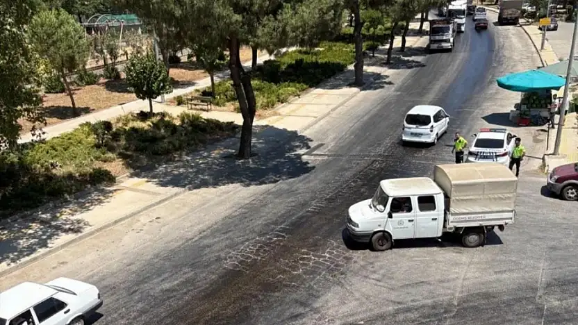 Ödemiş Hürriyet Mahallesi'nde Yola Dökülen Yağ Tehlike Saçıyor