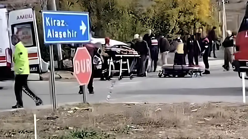 ÖDEMİŞ KAYMAKÇI'DA İKİ ARAÇ ÇARPIŞTI: 5 YARALI