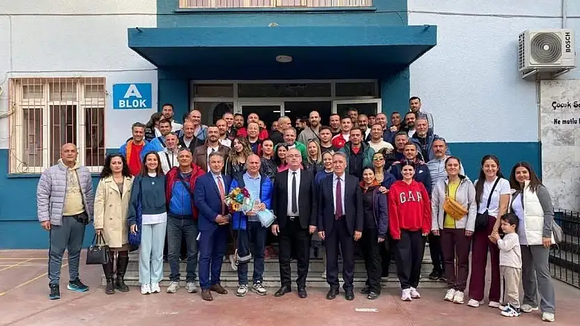 Ödemiş'te Beden Eğitimi Öğretmenleri Bir Araya Geldi, Emekli Öğretmen Hayati Gezgen Onurlandırıldı