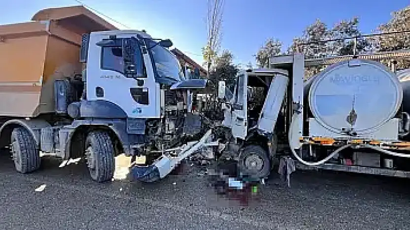 ÖDEMİŞ'TE KAMYON VE KAMYONET ÇARPIŞTI: 1 YARALI