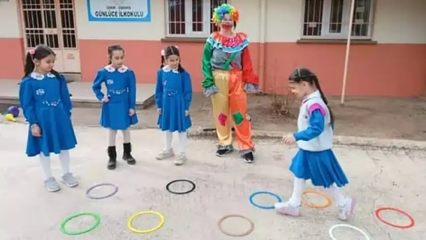 Ödemişli Öğretmenden Kırsal Çocuklara Renkli Gün: 'Renkler Farklı, Amacımız Aynı'