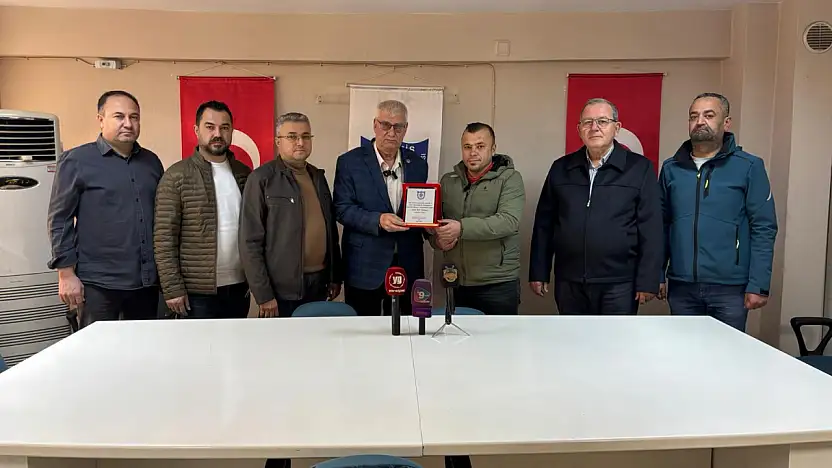Tahir Silay Duyarlı Şoföre Plaket Taktim Etti