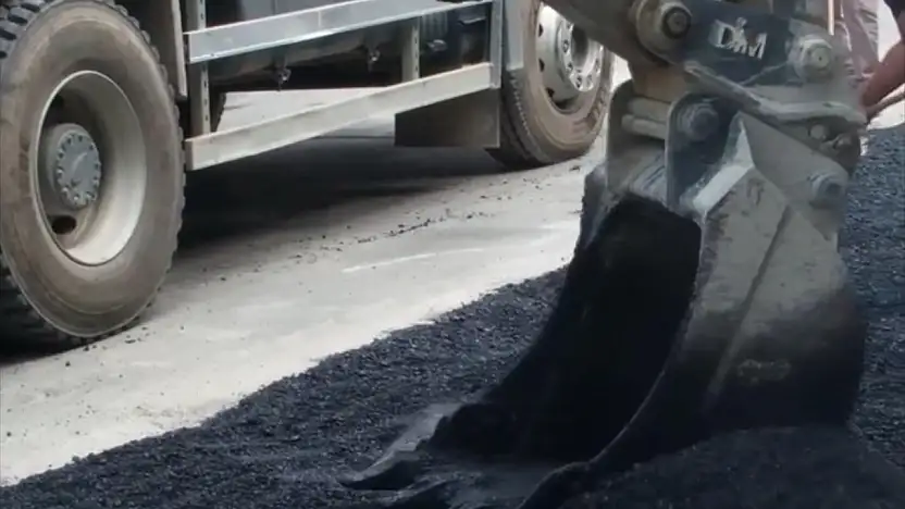Tire'de Atatürk Caddesi'nde Asfalt Yama Çalışması