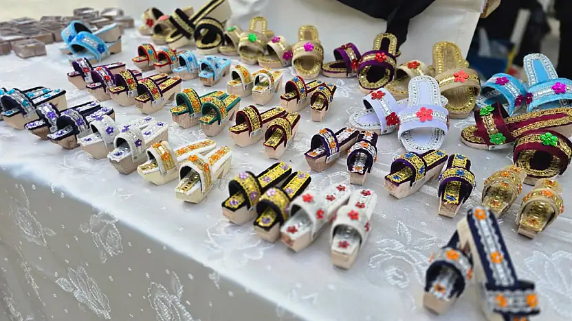 TİRE'DE İLK YENİ YIL HEDİYELİK EŞYA PAZARI AÇILDI