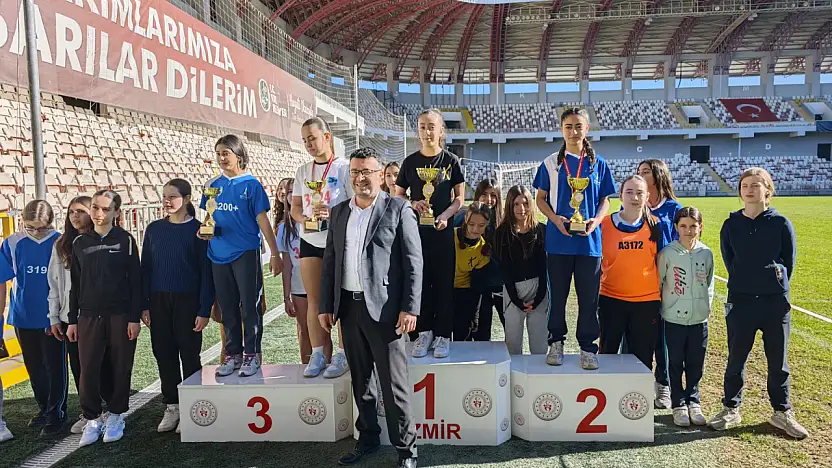 TİRE'DE KIR KOŞUSUNDA DERECEYE GİREN ÖĞRENCİLER ÖDÜLLENDİRİLDİ