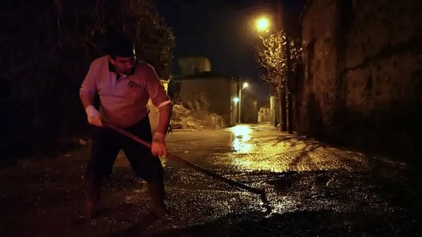 TİRE'DE SOKAK VE CADDE ÇALIŞMALARI DEVAM EDİYOR