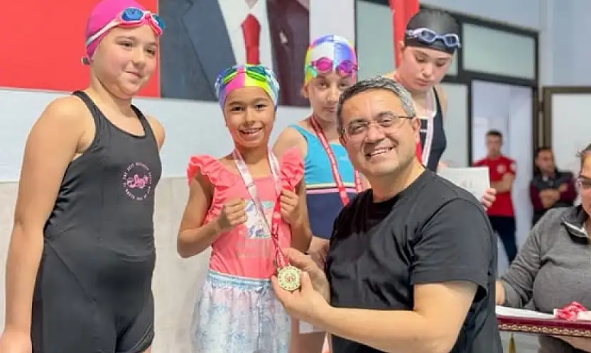 Bayındır'da Yüzme Şenliği Coşkusu: Genç Sporcular Ödüllerini Aldı