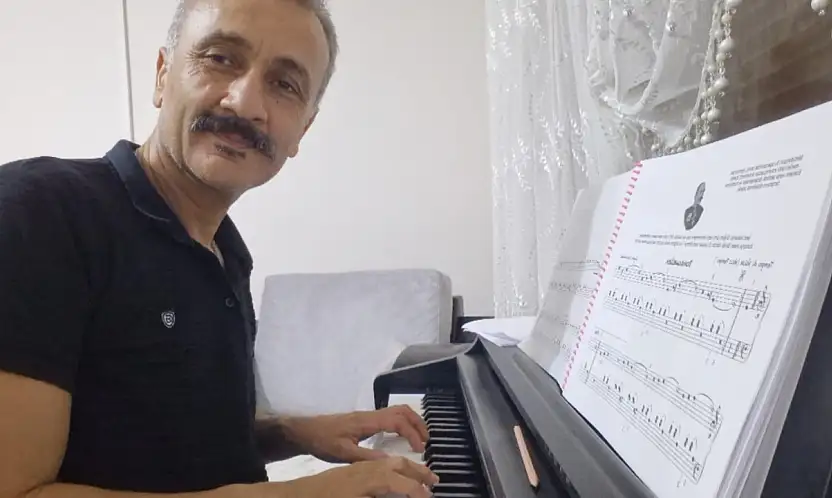 BERKANT KOŞAR, EGE'NİN YETENEKLİ SESİ OLARAK SANAT YAŞAMINI SÜRDÜRÜYOR