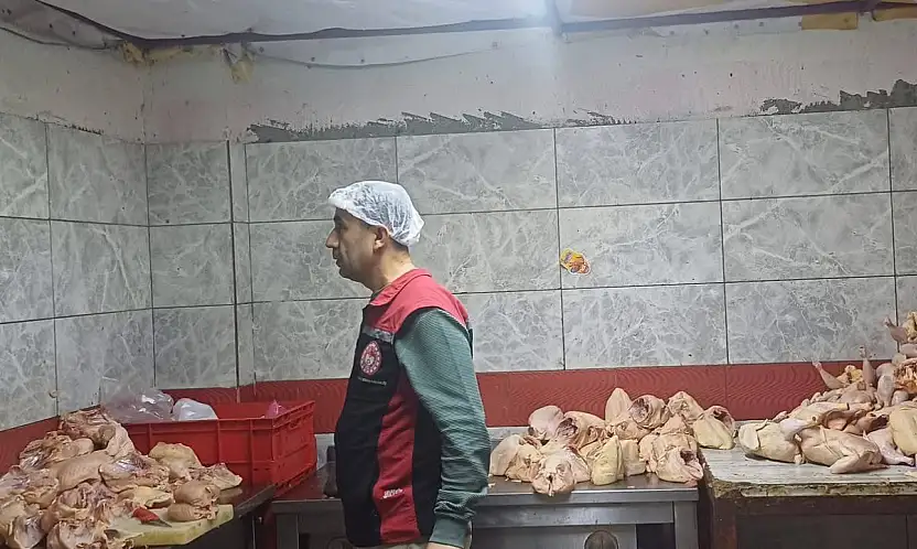 Buca'da Onay Belgesiz Çiğ Kanatlı Eti Parçalama Tespit Edildi