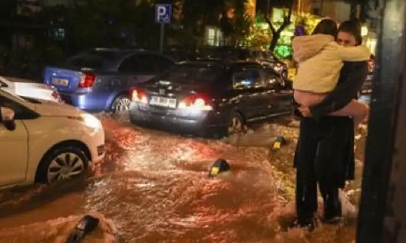 BUCA'DA SEL KABUSU: ARAÇLAR SÜRÜKLENDİ, VATANDAŞLAR CANINI ZOR KURTARDI