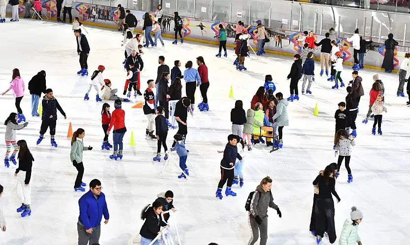 BÜYÜKŞEHİR'DEN ÖĞRENCİLERE YARIYIL TATİLİ BUZ PİSTİ HEDİYESİ