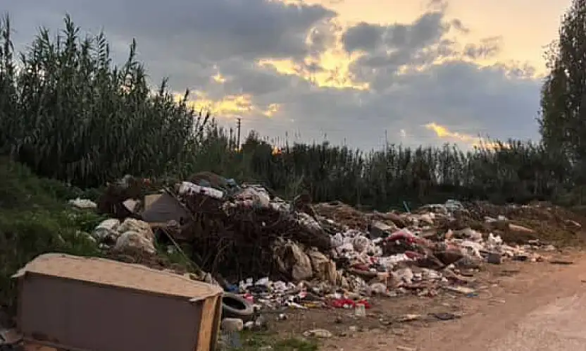 HÜRRİYET MAHALLESİ'NDE YOL ÇÖPLÜĞE DÖNDÜ VATANDAŞLAR TEPKİLİ: 'BELEDİYE MÜDAHALE ETMİYOR'