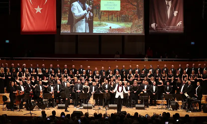 İzmir Büyükşehir Belediyesi Korosu 'Sonbahar Şarkıları'yla Mest Etti