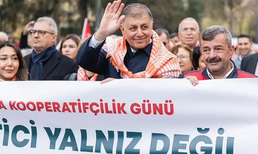 İZMİR'DE DÜNYA KOOPERATİFÇİLİK GÜNÜ KORTEJLE KUTLANDI