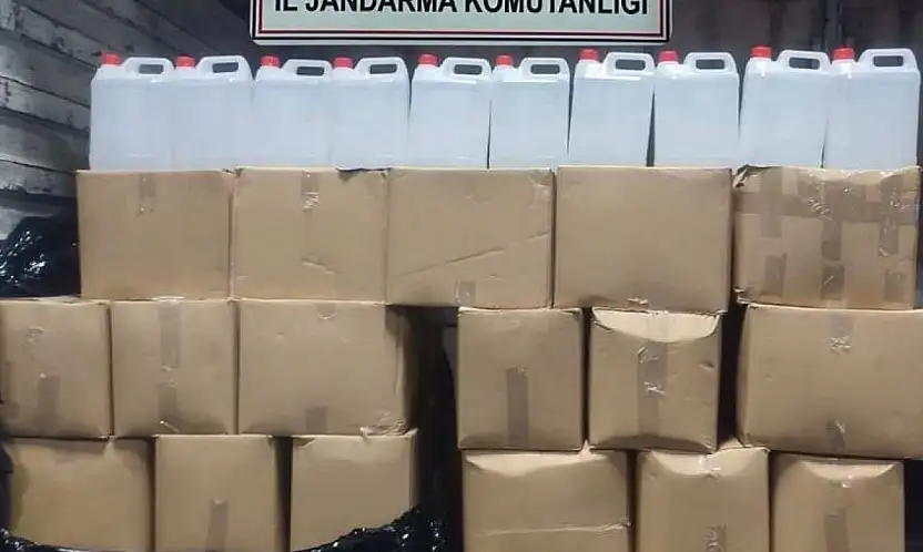 İZMİR'DE KAÇAK ALKOL OPERASYONU: 860 LİTRE ETİL ALKOL ELE GEÇİRİLDİ