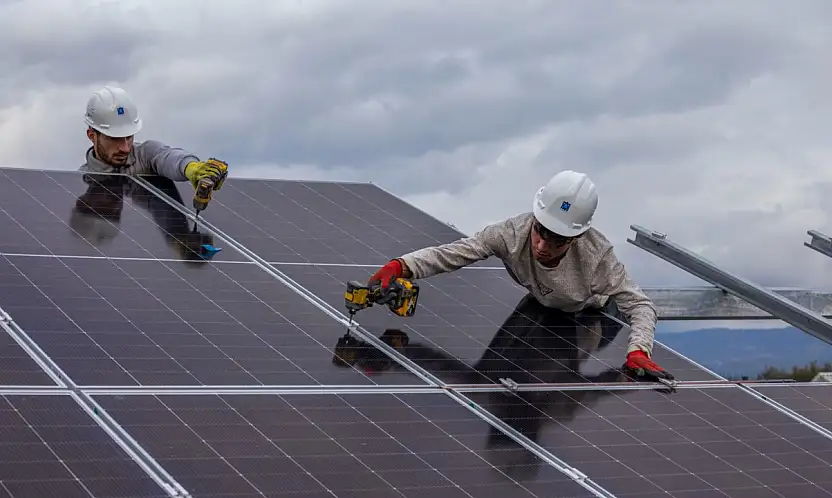 İZMİR GÜNEŞTEN TASARRUF EDİYOR