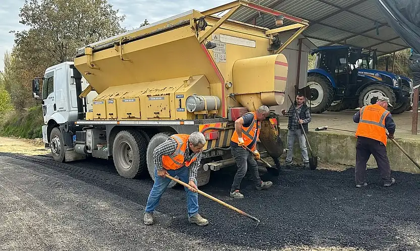 Kiraz Belediyesi'nden İğdeli Mahallesi'nde Asfalt Yama Çalışması
