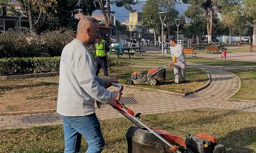 Kiraz Belediyesi, Şehit Birol Uysal Parkı ve Atatürk Anıtı Çevresinde Kapsamlı Bakım Çalışması Gerçekleştirdi
