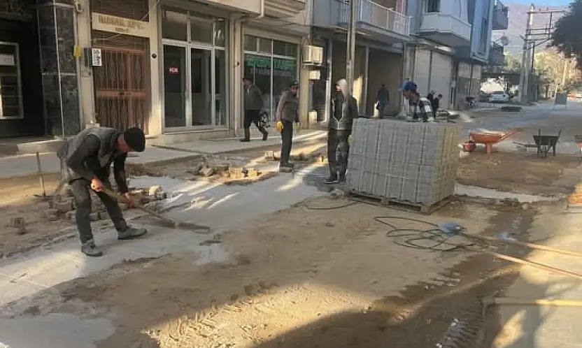 KİRAZ'DA İSTİKLAL MAHALLESİ'NDE TAŞ TAMİRATI SÜRÜYOR