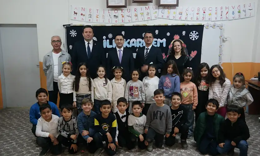 KİRAZ'DA KARNE SEVİNCİ: KAYMAKAM VE MİLLÎ EĞİTİM MÜDÜRÜ ÖĞRENCİLERLE BULUŞTU