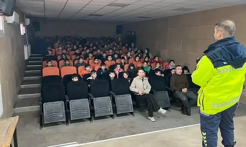 KİRAZ'DA ÖĞRENCİLERE TRAFİK GÜVENLİĞİ SEMİNERİ