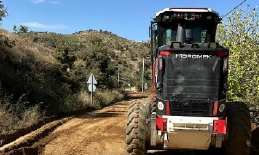 Kiraz'da Toprak Yollarda Bakım Çalışması