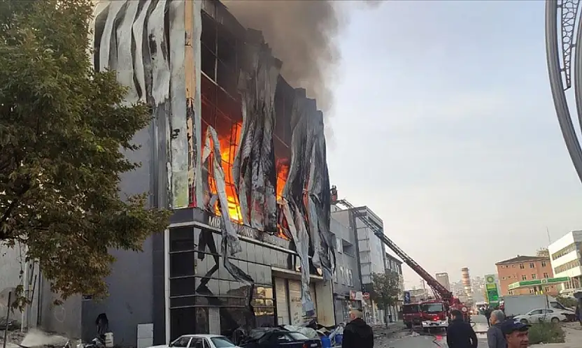 Kocaeli Dilovası'nda Parfüm Deposunda Yangın: 6 Kişi Hayatını Kaybetti