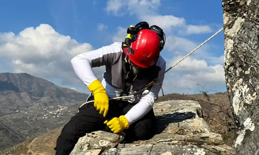 KÖYÜ TEHDİT EDEN KAYAYA MÜDAHALE