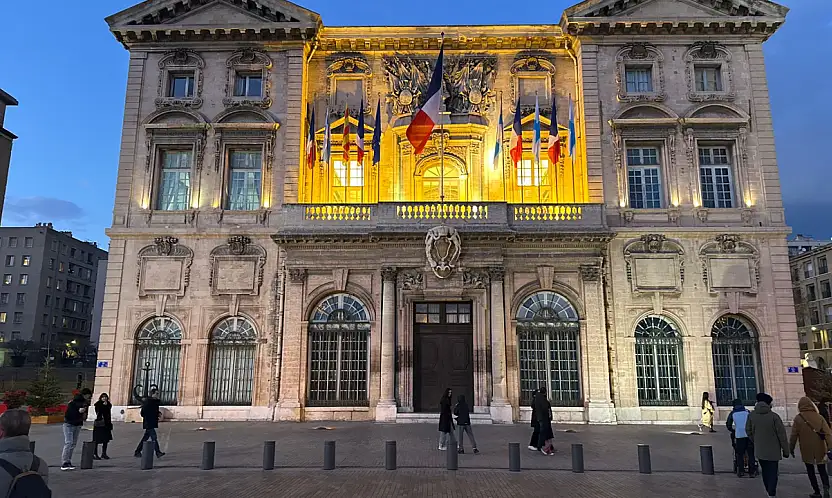 Marsilya Valiliği Akşam Işıkları Altında: Cumhuriyetin Taş Cephesi