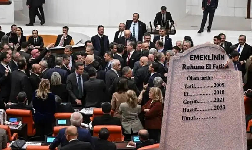 MECLİS'TE EMEKLİ MAAŞI TARTIŞMASI: TABUTLU PROTESTO GÜNDEME DAMGA VURDU