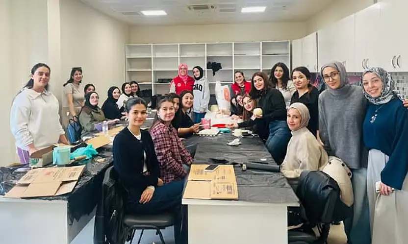 Ödemiş Gençlik Merkezi'nde Üniversitelilerden Renkli Tasarım Atölyesi