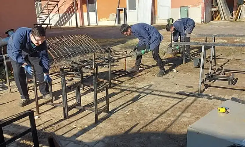 ÖDEMİŞ M.T.A. LİSESİ'NDE 'ATIK MALZEMEDEN SANATA' PROJESİ