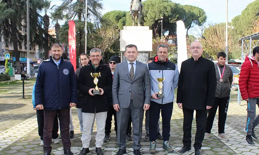 ÖDEMİŞ'TE 27 ARALIK ATATÜRK KOŞUSU ÖDÜL TÖRENİYLE TAMAMLANDI