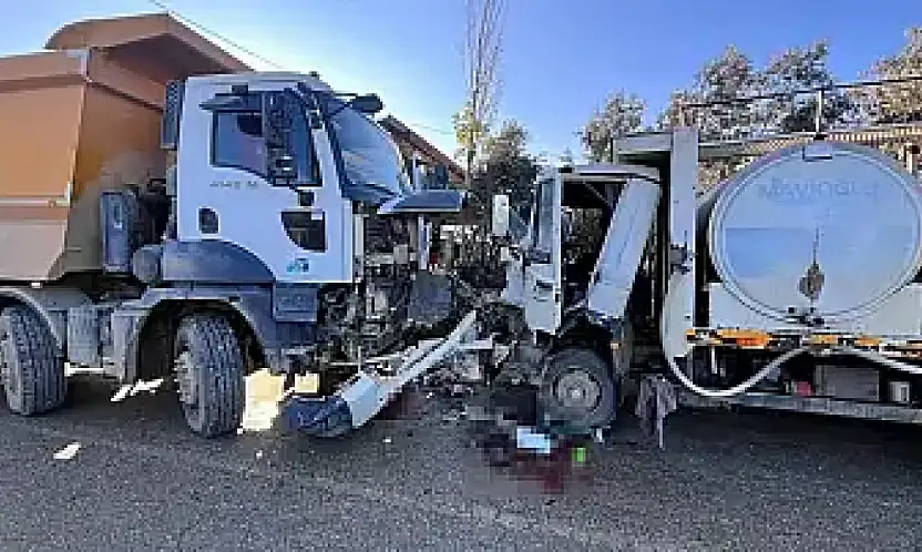 ÖDEMİŞ'TE KAMYON VE KAMYONET ÇARPIŞTI: 1 YARALI