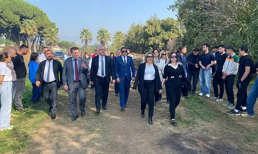 Ödemiş'te Osmaniye Yer Fıstığı Hasadı Gerçekleştirildi