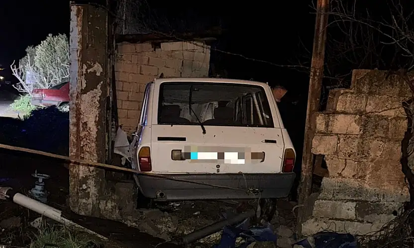 Ödemiş'te otomobil bahçe duvarına çarptı: 1 ölü, 1 yaralı
