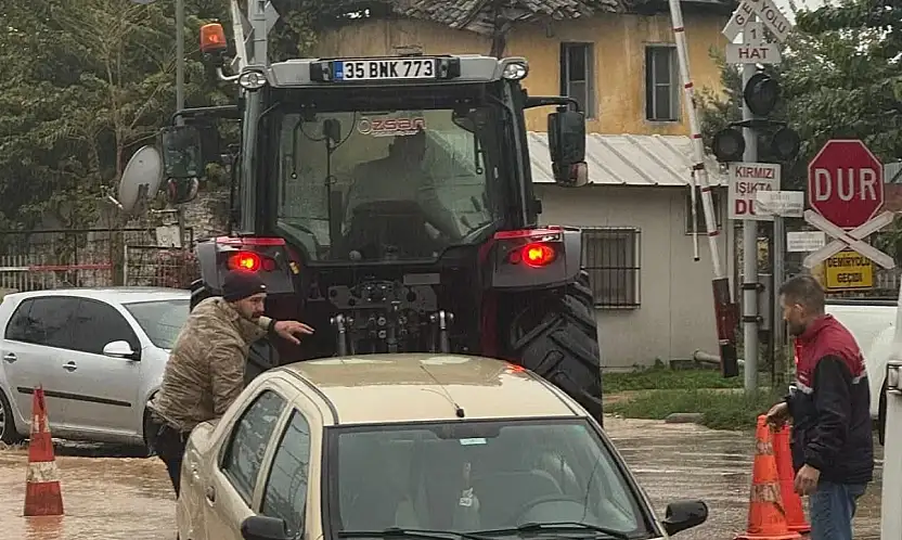 ÖDEMİŞ'TE SAĞANAK YAĞIŞ KANALI ÇÖKERTTİ: OTOMOBİL HEMZEMİNDE ÇUKURA SAPLANDI