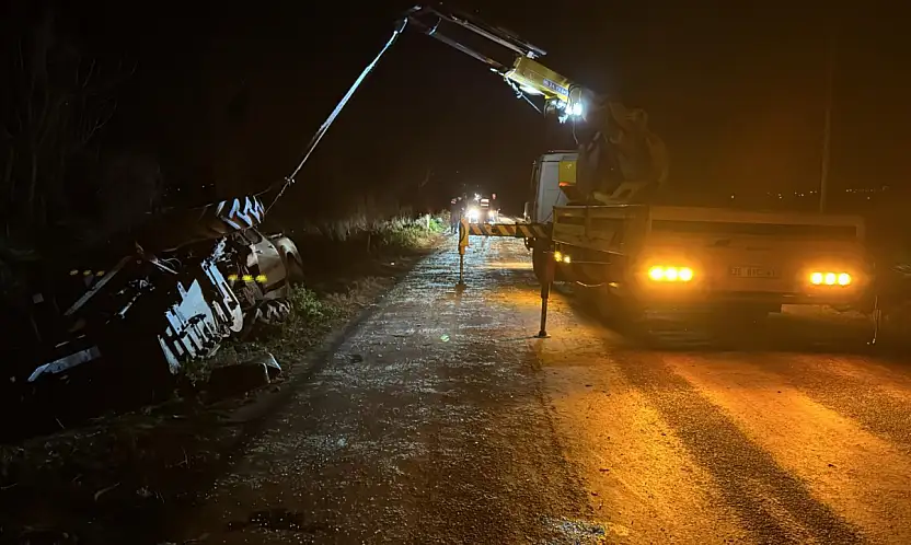 ÖDEMİŞ'TE TRAFİK KAZASI: İKİ YARALI