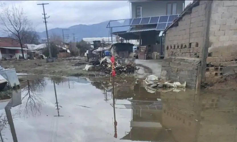 ÖDEMİŞ'TE YAĞMUR YAĞDI, MAHALLE BATTI