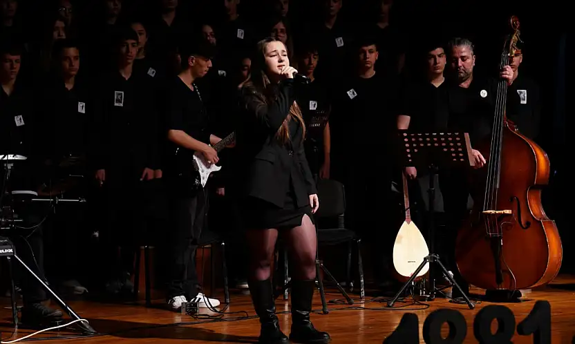 Öğrencilerin performansı ayakta alkışlandı