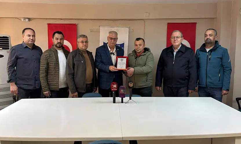 Tahir Silay Duyarlı Şoföre Plaket Taktim Etti
