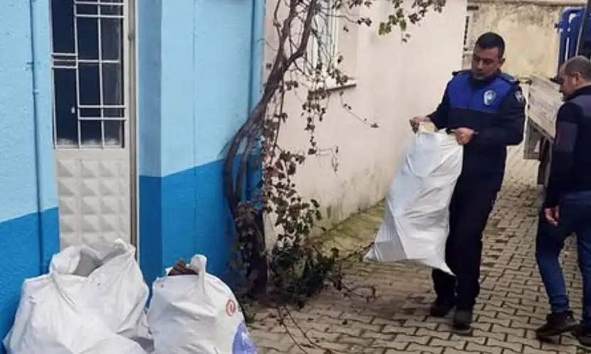 TİRE BELEDİYESİ'NDEN KIŞ GÜNLERİNDE ODUN YARDIMI