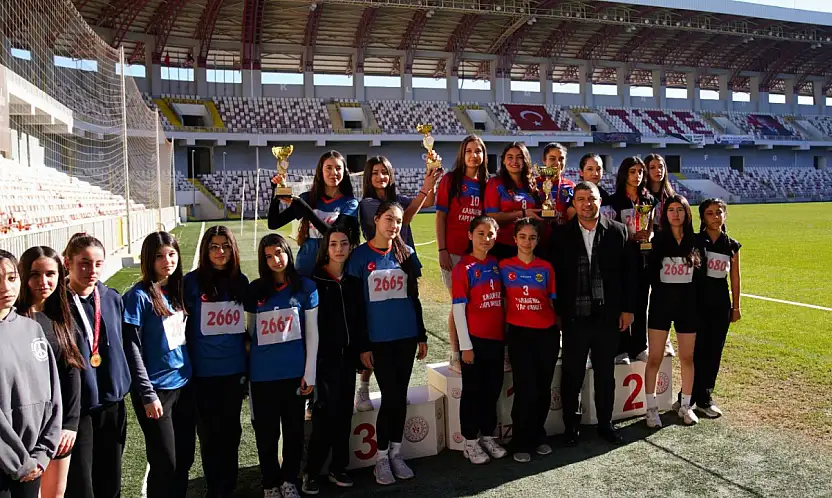 TİRE'DE ATATÜRK KIR KOŞUSUNDA DERECEYE GİRENLER ÖDÜLLENDİRİLDİ