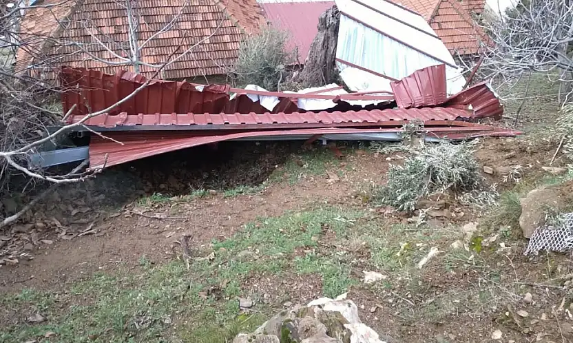 TİRE'DE FIRTINA EVİN ÇATISINI UÇURDU